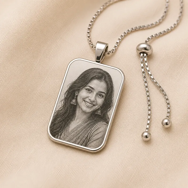 Personalised photo pendant with engraved picture